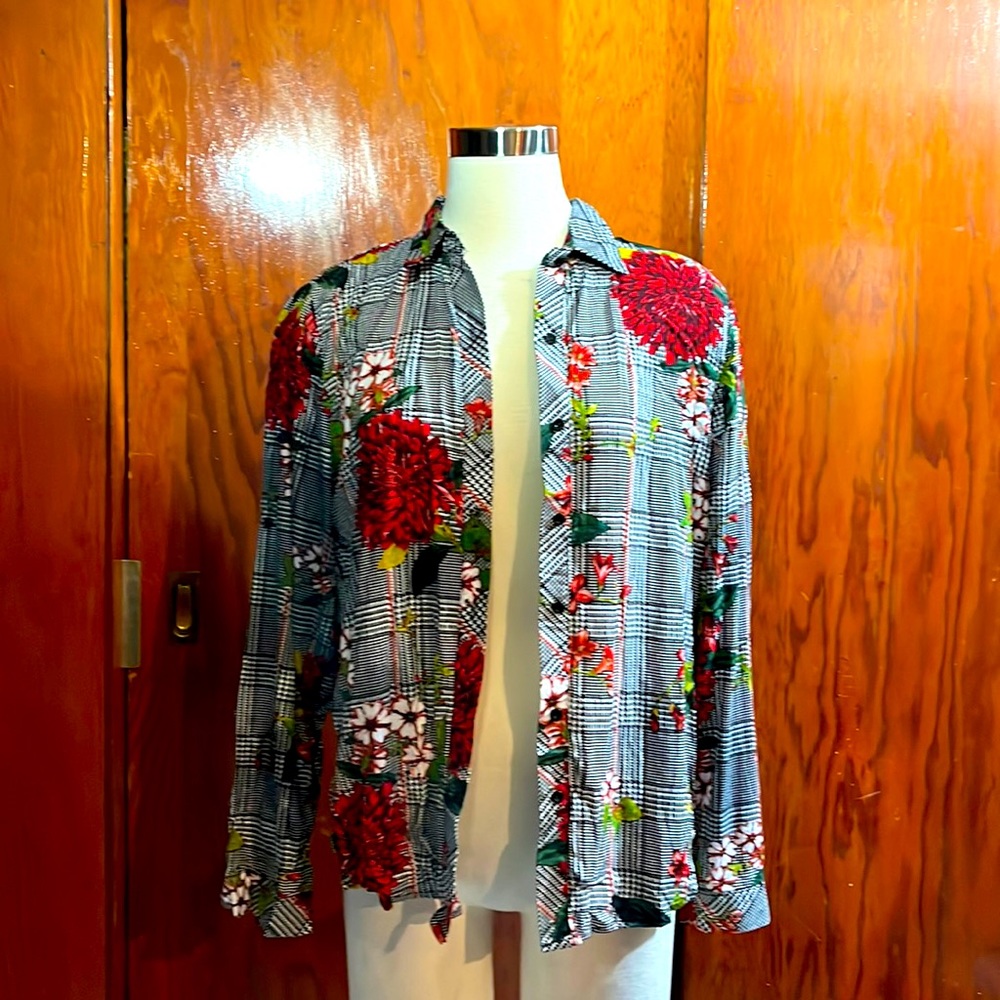 Beautiful patterned button down shirt 100% viscose never worn tags on